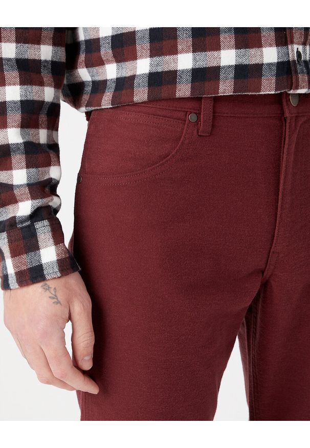 Wrangler - WRANGLER GREENSBORO MĘSKIE SPODNIE MATERIAŁOWE MATERIAŁ DAHLIA 112341456 W15Q016299. Materiał: materiał