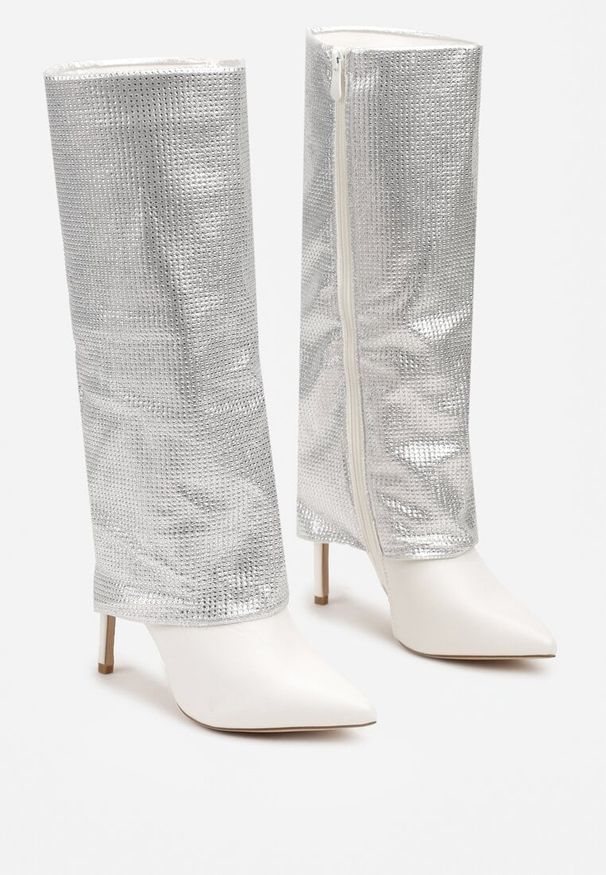 Born2be - Białe Kozaki na Szpilce z Wywiniętą Cholewką Zdobioną Cyrkoniami Tintelia. Okazja: na co dzień. Kolor: biały. Materiał: jeans. Szerokość cholewki: normalna. Wzór: aplikacja. Obcas: na szpilce. Styl: casual. Wysokość obcasa: średni