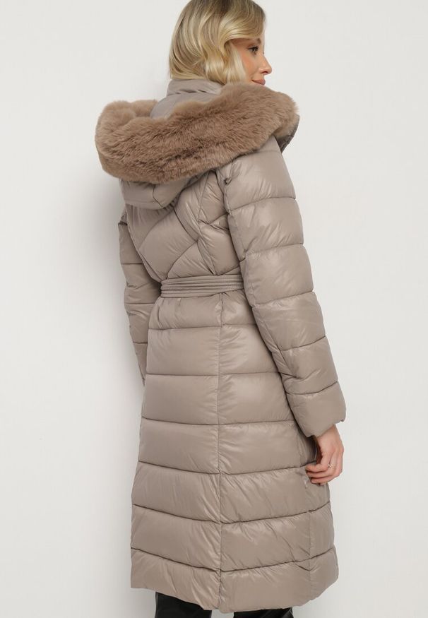 Born2be - Beżowa Pikowana Kurtka o Długim Kroju z Odpinanym Kapturem z Futerkiem i Paskiem oleti. Okazja: na spacer, na co dzień. Kolor: beżowy. Materiał: futro. Długość: długie. Sezon: zima. Styl: elegancki, casual, klasyczny