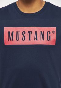 Mustang - 2PAK MUSTANG STYLE ALEX C / ALINA C LOGO TEE MĘSKI/DAMSKI T-SHIRT KOSZULKA NADRUK LOGO BLUE NIGHTS 1013223 4085. Okazja: na co dzień. Materiał: bawełna, jeans. Wzór: nadruk. Styl: sportowy, casual, elegancki, klasyczny #8