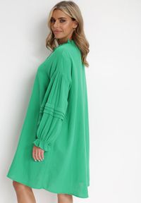 Born2be - Zielona Bawełniana Sukienka Mini z Ozdobnym Wiązaniem i Przeszyciami na Rękawach Anla. Kolor: zielony. Materiał: bawełna. Długość rękawa: długi rękaw. Typ sukienki: trapezowe. Długość: mini #5