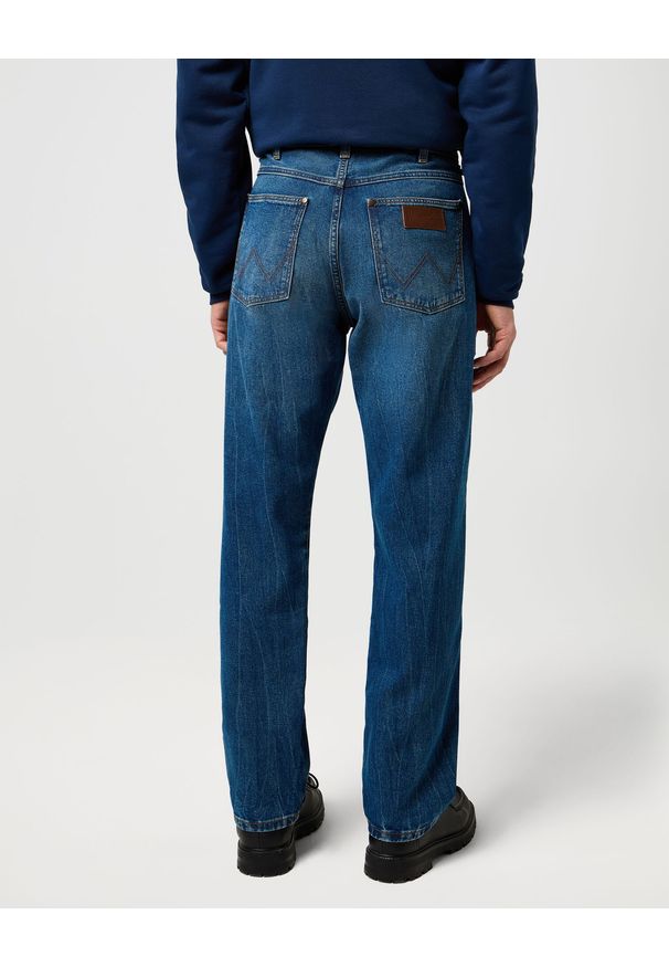 Wrangler - MESKIE SPODNIE WRANGLER FRONTIER RETRO BLUE 112370955. Styl: retro