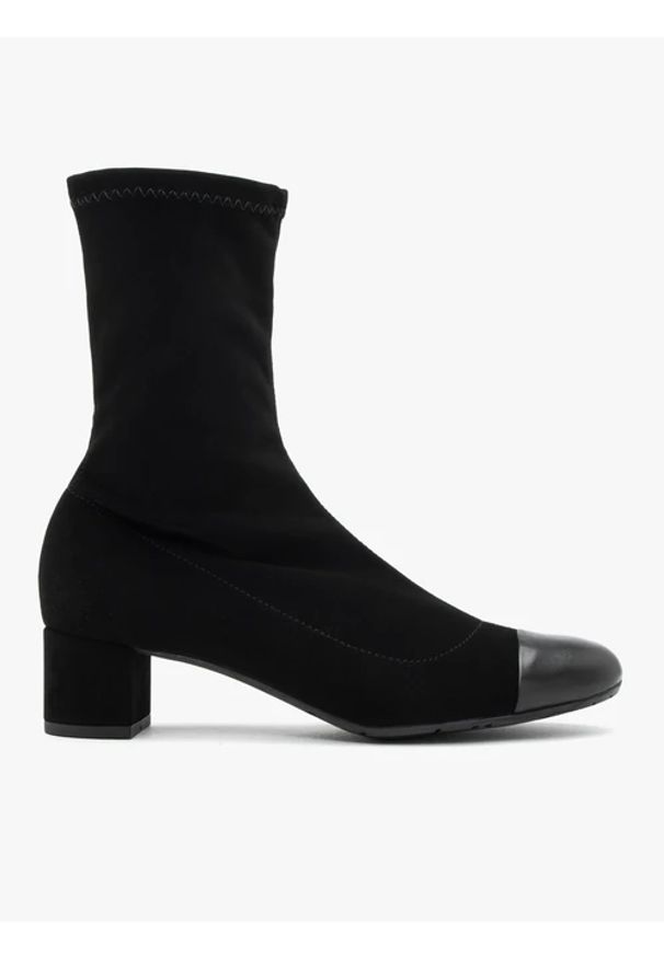 Ryłko - Czarne botki z lakierowanym noskiem. Okazja: na co dzień. Nosek buta: okrągły. Zapięcie: zamek. Kolor: czarny. Szerokość cholewki: normalna. Materiał: syntetyk. Obcas: na obcasie. Styl: casual, street. Wysokość obcasa: średni