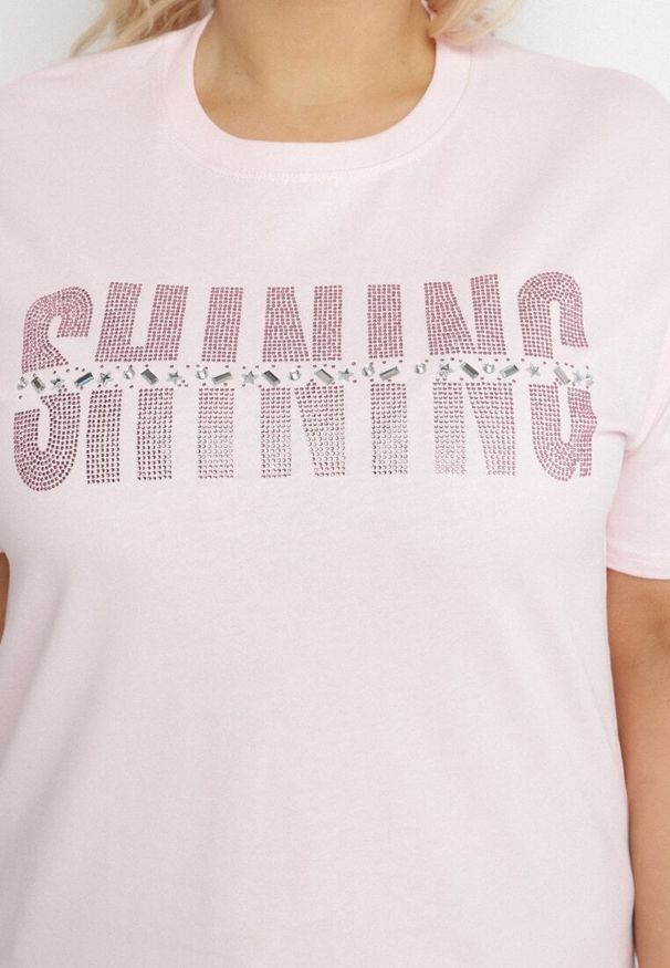 Born2be - Jasnoróżowy T-shirt z Bawełny z Cyrkoniowym Napisem Hirtebia. Okazja: na co dzień. Kolor: różowy. Materiał: bawełna. Wzór: napisy. Styl: casual