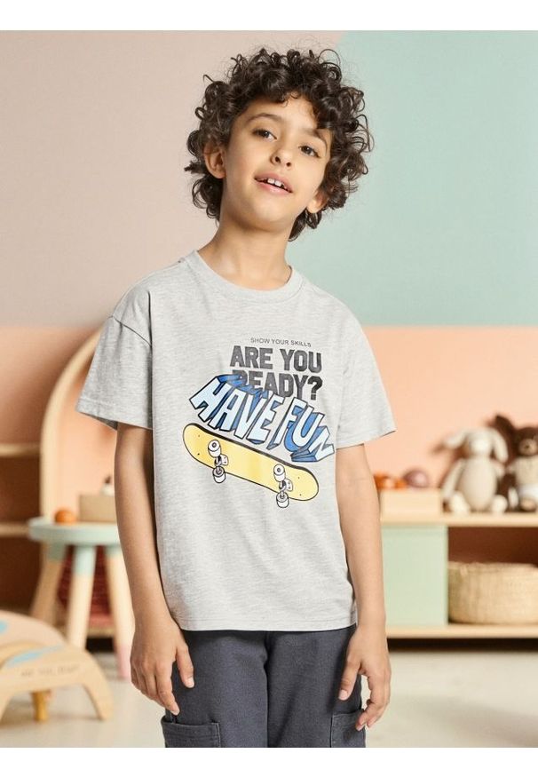 Sinsay - Koszulka z krótkim rękawem - szary. Kolor: szary. Długość rękawa: krótki rękaw. Długość: krótkie