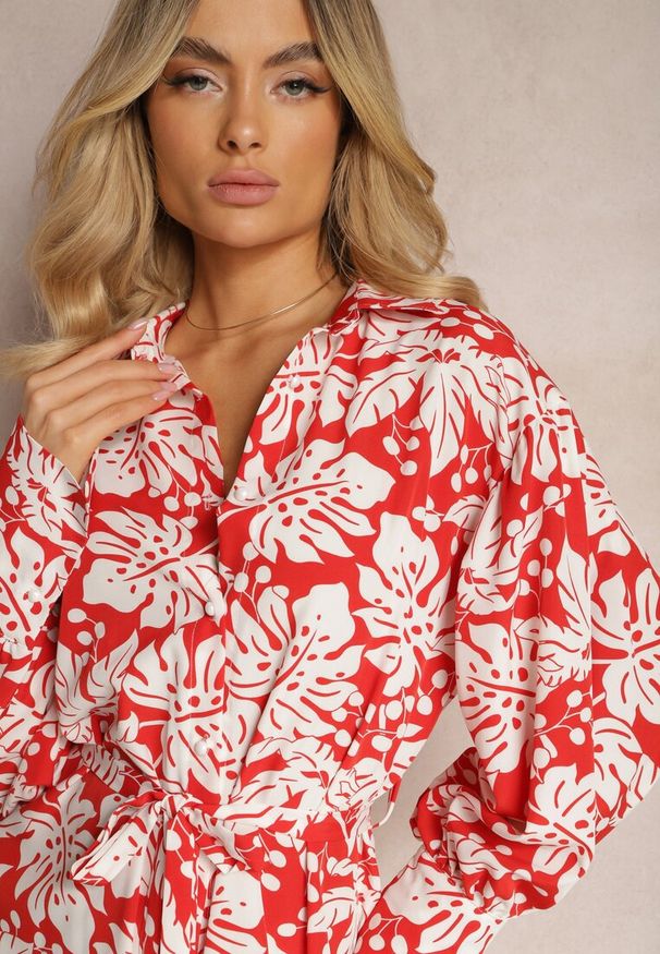 Renee - Czerwono-Biała Mini Sukienka o Rozkloszowanym Koszulowym Fasonie w Kwiatowy Print Enda. Kolor: czerwony. Materiał: materiał. Wzór: kwiaty, nadruk. Typ sukienki: koszulowe. Długość: mini