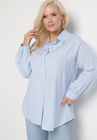 Born2be - Jasnoniebieska Koszula w Drobne Paseczki o Klasycznym Kroju z Podpinanymi Rękawami Ilerra. Okazja: na co dzień. Kolekcja: plus size. Kolor: niebieski. Materiał: bawełna, jeans, materiał. Długość rękawa: długi rękaw. Długość: długie. Wzór: aplikacja. Styl: klasyczny