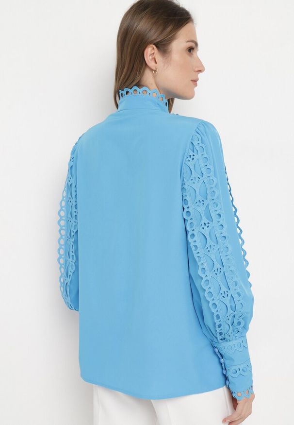 Born2be - Niebieska Koszula Ażurowa ze Stójką Arnot. Typ kołnierza: kołnierzyk stójkowy. Kolor: niebieski. Materiał: koronka. Długość: długie. Wzór: ażurowy. Styl: vintage