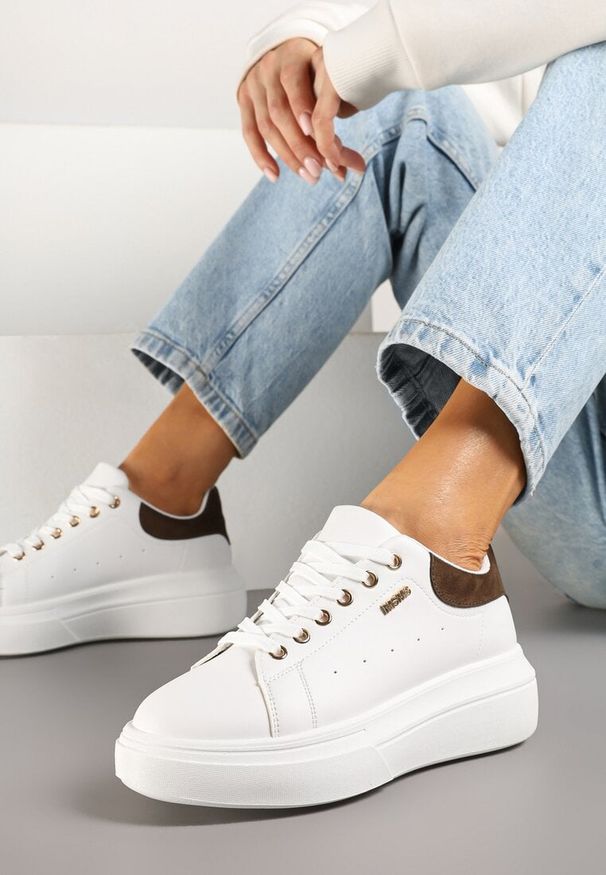 Renee - Biało-Brązowe Sneakersy na Niskim Koturnie Zdobione Metalicznymi Wstawkami Alirisa. Okazja: na co dzień. Kolor: biały. Materiał: jeans. Szerokość cholewki: normalna. Wzór: aplikacja. Obcas: na koturnie