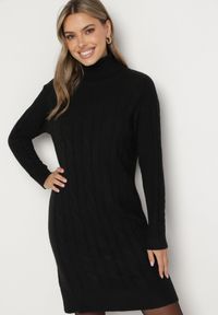 Born2be - Czarna Pudełkowa Sukienka Sweterkowa z Bawełną Wełną i Golfem Ozdobiona Splotem Teraline. Okazja: na co dzień. Typ kołnierza: golf. Kolor: czarny. Materiał: wełna, bawełna. Wzór: aplikacja, ze splotem. Styl: klasyczny, casual #4