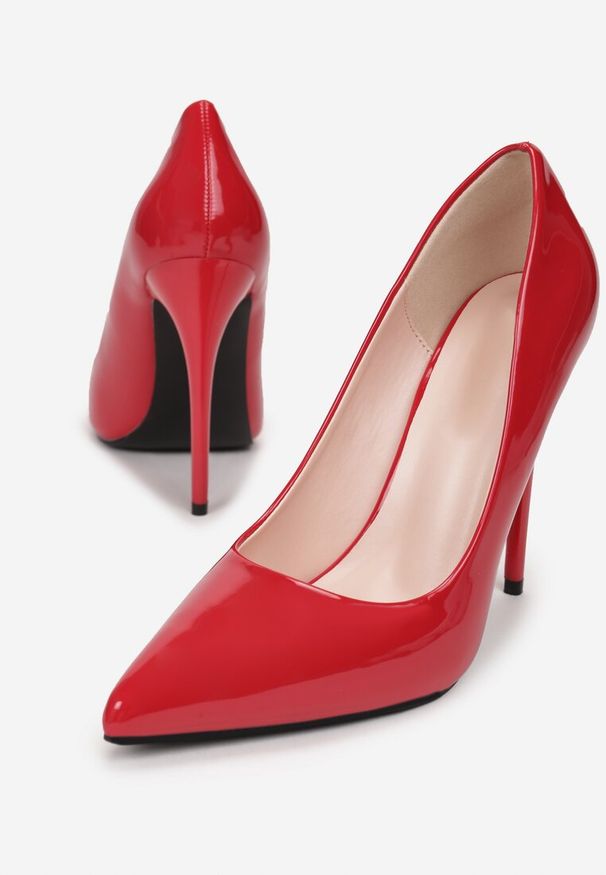 Renee - Czerwone Szpilki Cassildi. Okazja: na imprezę, na spotkanie biznesowe, do pracy, na co dzień. Kolor: czerwony. Materiał: jeans. Obcas: na szpilce. Styl: elegancki, biznesowy, klasyczny, casual. Wysokość obcasa: średni