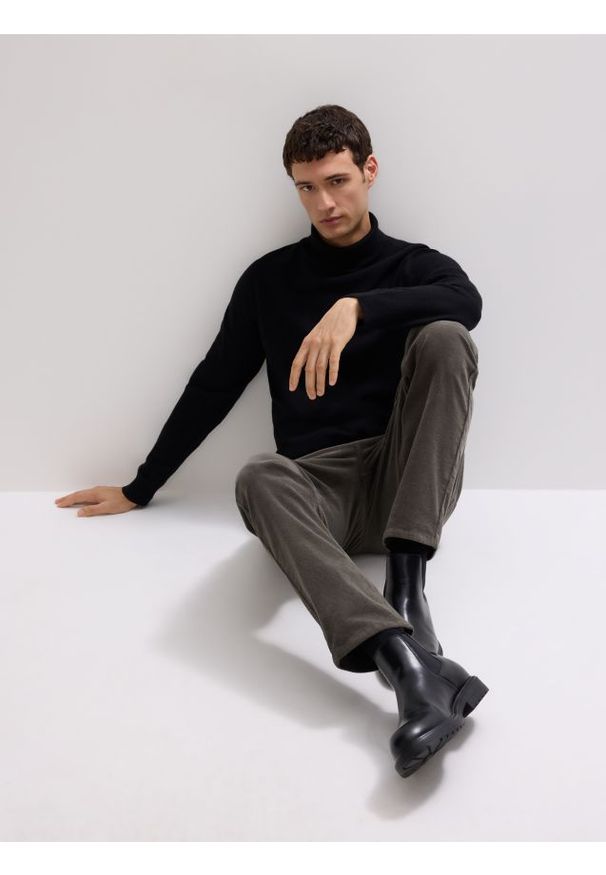 Reserved - Golf z wełny merino - czarny. Typ kołnierza: golf. Kolor: czarny. Materiał: wełna