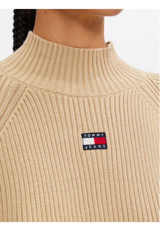 Tommy Jeans Golf Badge DW0DW19912 Beżowy Relaxed Fit. Typ kołnierza: golf. Kolor: beżowy. Materiał: bawełna, wiskoza
