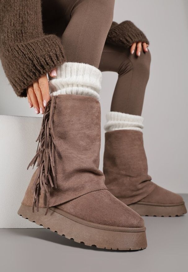 Renee - Jasnobrązowe Botki Śniegowce z Wywiniętą Cholewką Zdobioną Frędzlami Sewela. Okazja: na co dzień. Kolor: brązowy. Materiał: zamsz, jeans. Szerokość cholewki: normalna. Wzór: aplikacja. Styl: casual