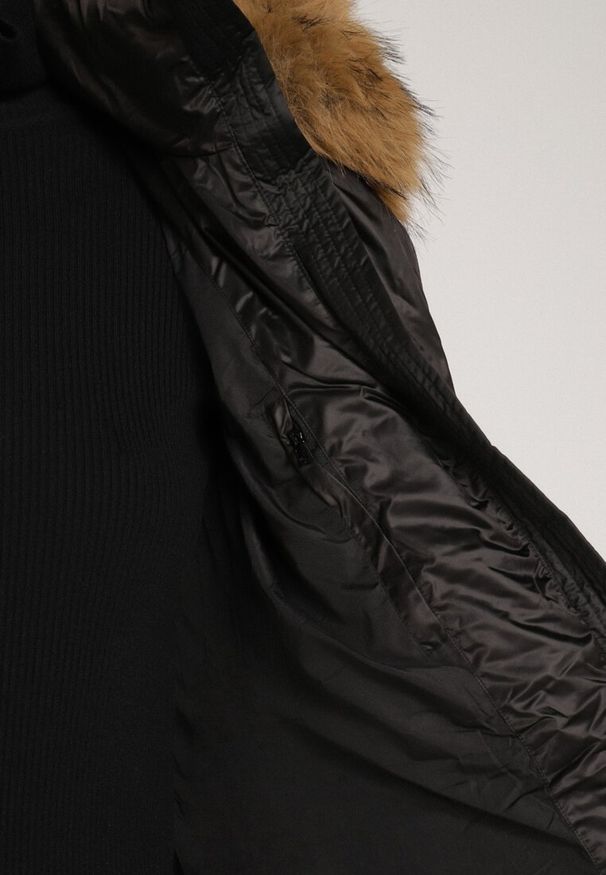 Born2be - Czarna Kurtka z Pikowanymi Przeszyciami Paskiem i Kapturem z Futrem Lidanessa. Okazja: na co dzień. Kolor: czarny. Materiał: futro. Styl: casual