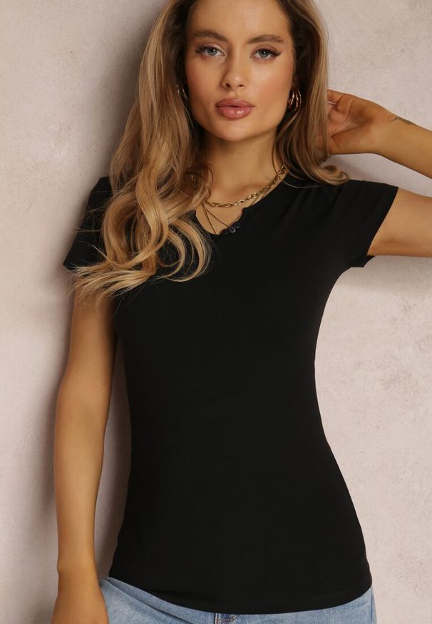 Renee - Czarny T-shirt Petomeine. Okazja: na co dzień, do domu. Kolor: czarny. Materiał: bawełna, dzianina. Długość rękawa: krótki rękaw. Długość: krótkie. Wzór: aplikacja. Styl: sportowy, casual