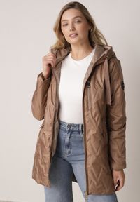 Born2be - Jasnobrązowa Pikowana Kurtka Przejściowa Parka z Kapturem o Długim Kroju z Ozdobą Isaline. Okazja: na co dzień. Typ kołnierza: kaptur. Kolor: brązowy. Materiał: poliester, dresówka. Długość: długie. Wzór: aplikacja. Styl: casual, klasyczny #6