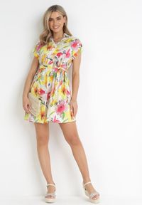 Born2be - Żółto-Biała Koszulowa Sukienka Mini z Krótkim Rękawem i Materiałowym Paskiem z Bawełny Jadia. Okazja: na co dzień. Kolor: żółty. Materiał: bawełna, materiał. Długość rękawa: krótki rękaw. Wzór: kwiaty. Typ sukienki: koszulowe. Styl: casual. Długość: mini #5