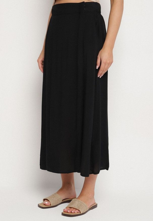 Born2be - Czarna Spódnica z Wiskozy o Rozkloszowanym Kroju Galinelle. Okazja: na co dzień. Kolor: czarny. Materiał: wiskoza. Styl: casual, elegancki