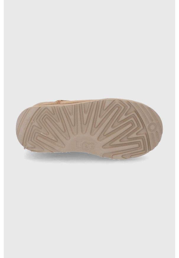 Ugg - UGG Śniegowce zamszowe dziecięce kolor brązowy. Nosek buta: okrągły. Kolor: brązowy. Materiał: zamsz