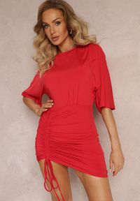 Renee - Czerwona Sukienka Mini ze Ściągaczem i Rękawem Typu Nietoperz Yarleta. Kolor: czerwony. Typ sukienki: dopasowane. Długość: mini