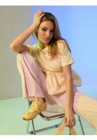 Sinsay - Gładka bawełniana bluzka z baskinką - żółty. Kolor: żółty. Materiał: bawełna. Wzór: gładki