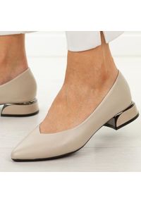 Beżowe czółenka damskie na obcasie Vinceza 62280. Okazja: na co dzień. Kolor: beżowy. Materiał: skóra. Szerokość cholewki: normalna. Sezon: wiosna, lato. Obcas: na obcasie. Styl: wizytowy, casual, klasyczny, elegancki. Wysokość obcasa: niski #1