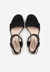 Renee - Czarne Sandały na Kwadratowym Słupku z Imitacji Zamszu Claudie. Okazja: na co dzień. Zapięcie: pasek. Kolor: czarny. Wzór: paski. Materiał: zamsz. Sezon: wiosna. Obcas: na słupku. Styl: casual, elegancki. Wysokość obcasa: średni #5