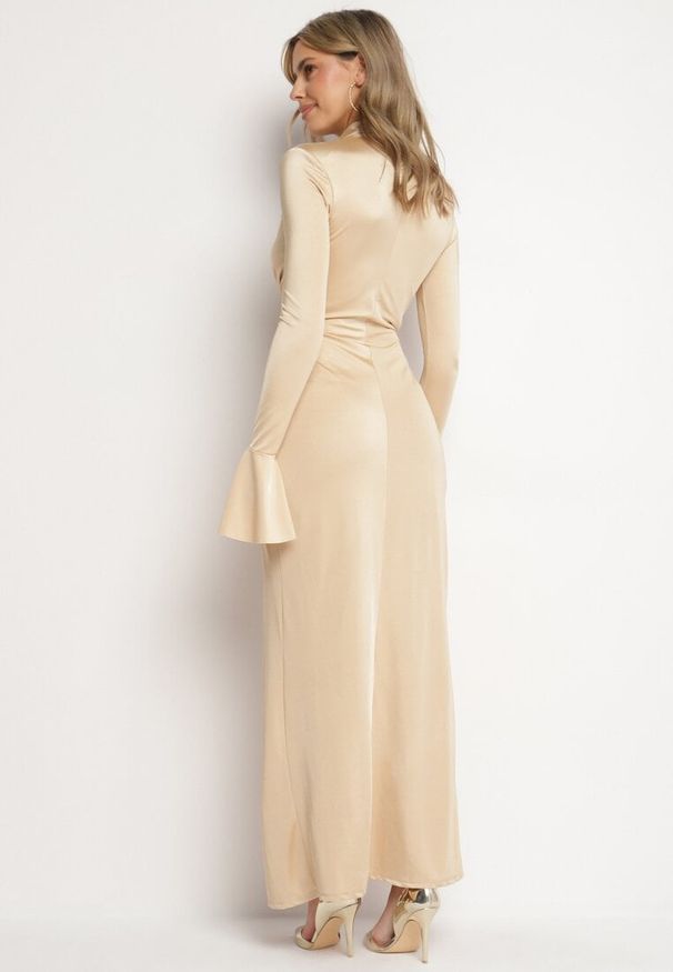 Born2be - Beżowa Koktajlowa Sukienka z Usztywnioną Linią Ramion i Rozkloszowanymi Rękawami Semirienne. Kolor: beżowy. Wzór: aplikacja. Styl: wizytowy