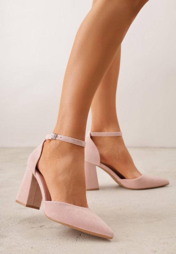 Renee - Różowe Czółenka z Imitacji Zamszu na Słupkowym Obcasie ze Szpiczastym Noskiem Hadina. Okazja: na randkę. Nosek buta: szpiczasty. Zapięcie: pasek. Kolor: różowy. Materiał: zamsz. Obcas: na obcasie. Wysokość obcasa: średni