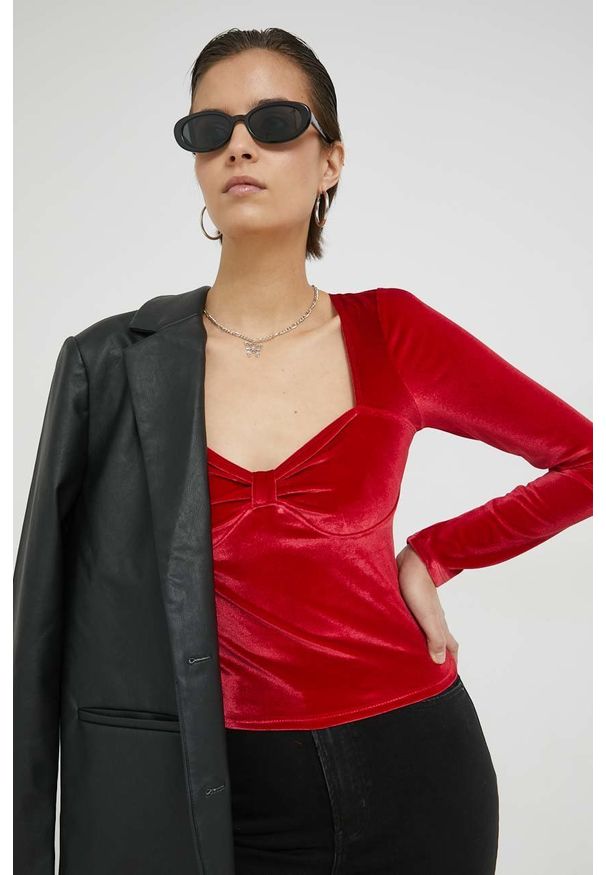 Hollister Co. longsleeve damska kolor czerwony. Kolor: czerwony. Materiał: welur. Długość rękawa: długi rękaw. Długość: długie