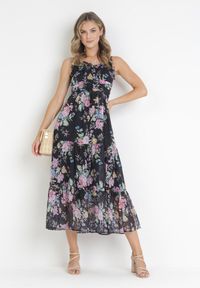 Born2be - Czarna Sukienka Aegerios. Typ kołnierza: dekolt w serek. Kolor: czarny. Materiał: tkanina. Długość rękawa: na ramiączkach. Wzór: geometria, kwiaty. Długość: maxi #2