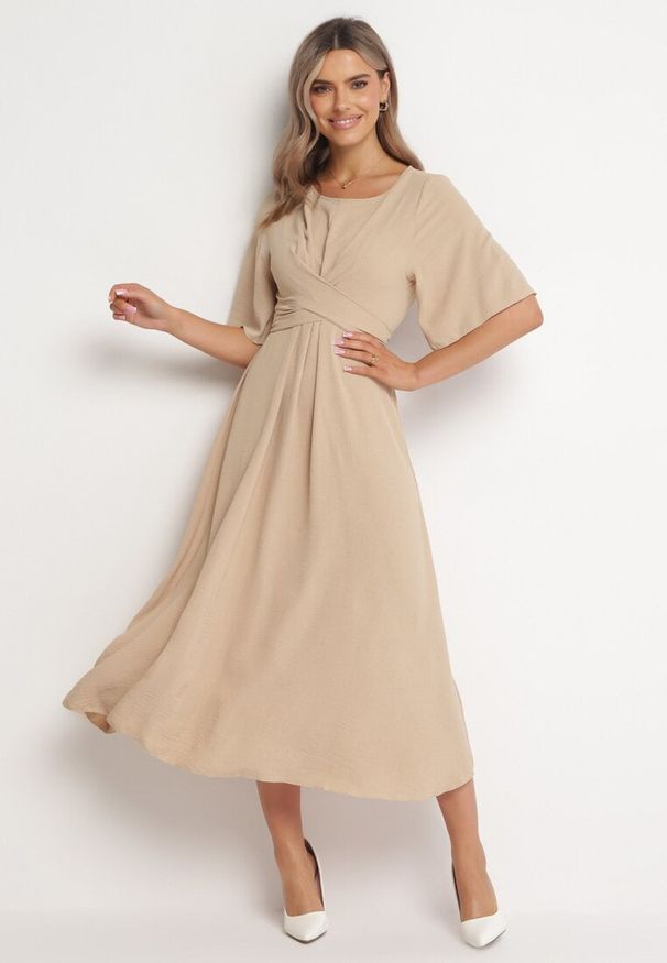 Born2be - Ciemnobeżowa Sukienka Maxi z Ozdobnym Wiązaniem i Gumką w Talii Myrcella. Kolor: beżowy. Długość: maxi