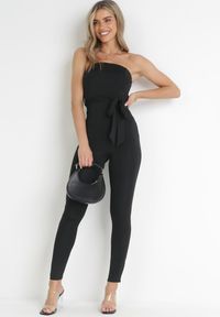 Born2be - Czarny Kombinezon bez Rękawów z Długimi Nogawkami i Materiałowym Paskiem Catarinsa. Kolor: czarny. Materiał: materiał. Długość rękawa: bez rękawów. Długość: długie. Wzór: gładki #1