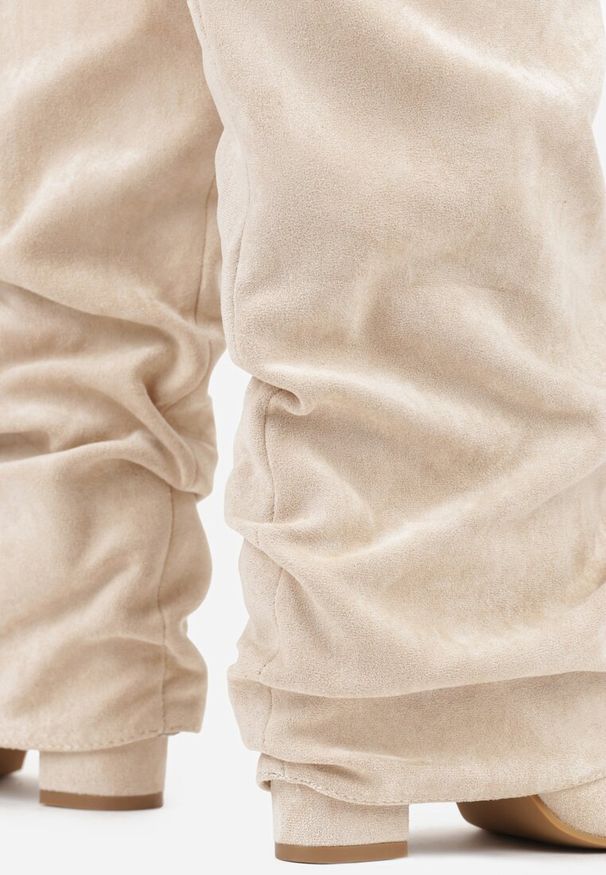 Renee - Beżowe Marszczone Kozaki na Słupkowym Obcasie z Wywiniętą Cholewką Runella. Okazja: na co dzień, na imprezę. Kolor: beżowy. Materiał: skóra, jeans. Szerokość cholewki: normalna. Obcas: na obcasie. Styl: casual, elegancki. Wysokość obcasa: średni