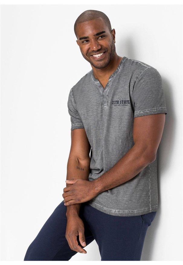 bonprix - T-shirt z dekoltem henley w stylu washed z czystej bawełny organicznej. Typ kołnierza: typu henley. Kolor: szary. Materiał: bawełna. Długość rękawa: krótki rękaw. Długość: krótkie. Wzór: nadruk