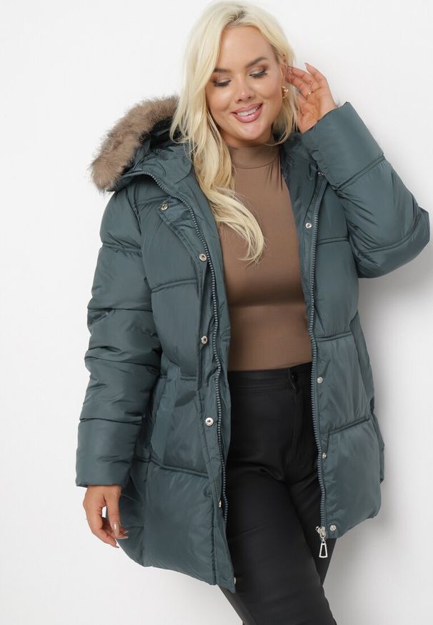 Born2be - Zielona Kurtka z Kapturem i Sztucznym Futerkiem Tsani. Okazja: do pracy. Typ kołnierza: kaptur. Kolekcja: plus size. Kolor: zielony. Materiał: futro. Wzór: aplikacja. Sezon: jesień, zima. Styl: elegancki, klasyczny