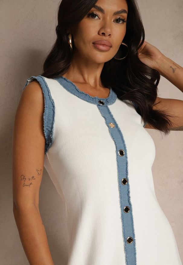 Renee - Biała Taliowana Sukienka z Wiskozą Guzikami i Jeansowymi Wstawkami Lilorea. Okazja: na co dzień. Kolor: biały. Materiał: jeans, wiskoza. Typ sukienki: dopasowane. Styl: casual, elegancki