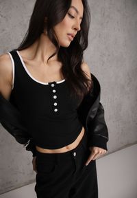 Renee - Czarny Prążkowany Top z Bawełny Ozdobiony Guzikami przy Dekolcie Beralissa. Okazja: na co dzień. Kolor: czarny. Materiał: prążkowany, bawełna. Wzór: aplikacja. Styl: casual #1