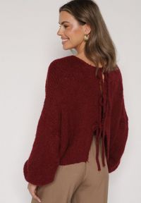 Born2be - Bordowy Kardigan Oversize z Wełną Zdobiony Kokardkami Eleathalie. Okazja: na co dzień. Typ kołnierza: kokarda. Kolor: czerwony. Materiał: wełna. Wzór: aplikacja. Styl: casual, elegancki #6
