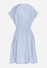 Born2be - Niebieska Sukienka z Wiskozy o Rozkloszowanym Kroju z Paskiem Sepina. Okazja: na co dzień. Typ kołnierza: dekolt w serek. Kolor: niebieski. Materiał: wiskoza. Długość rękawa: krótki rękaw. Wzór: aplikacja. Sezon: lato. Styl: elegancki, casual, klasyczny #4