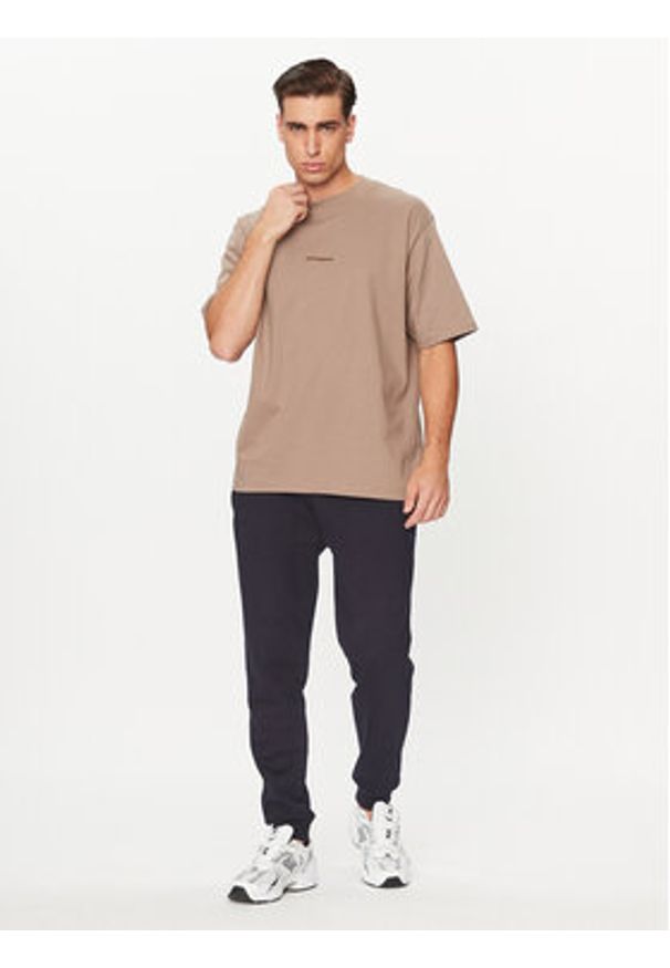 New Balance T-Shirt Athletics Linear T-Shirt MT33560 Brązowy Regular Fit. Kolor: brązowy. Materiał: bawełna
