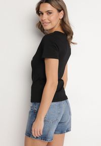 Born2be - Czarny Bawełniany T-shirt z Motywem Ważki i Cyrkoniami Ulimira. Okazja: na co dzień. Kolor: czarny. Materiał: bawełna. Wzór: aplikacja. Styl: klasyczny, casual #4