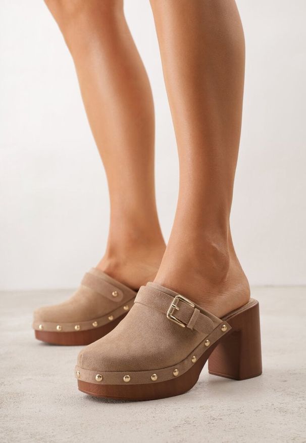 Renee - Ciemnobeżowe Klapki na Słupku w Stylu Chodaków z Klamrami i Nitami Semelaia. Okazja: na co dzień. Kolor: beżowy. Wzór: aplikacja. Obcas: na słupku. Styl: casual, boho