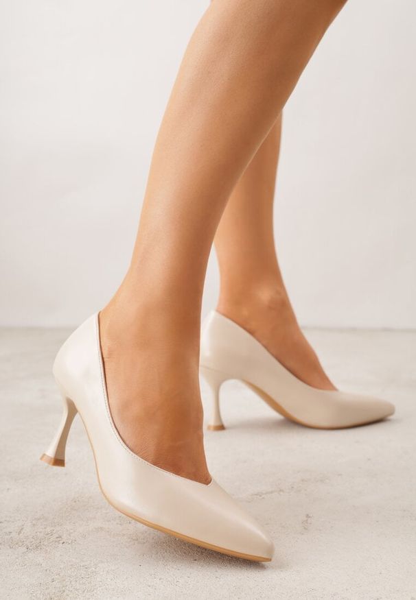 Born2be - Beżowe Czółenka na Szpilce o Stożkowym Kształcie Kowena. Okazja: na spotkanie biznesowe. Kolor: beżowy. Materiał: jeans, koronka. Wzór: gładki. Obcas: na szpilce. Styl: biznesowy, elegancki, klasyczny, wizytowy