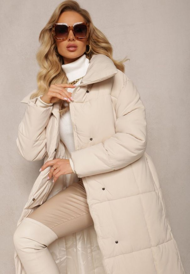 Renee - Jasnobeżowa Długa Kurtka Pikowana Płaszcz z Paskiem Adellesstta. Kolor: beżowy. Długość: długie. Wzór: aplikacja. Styl: elegancki
