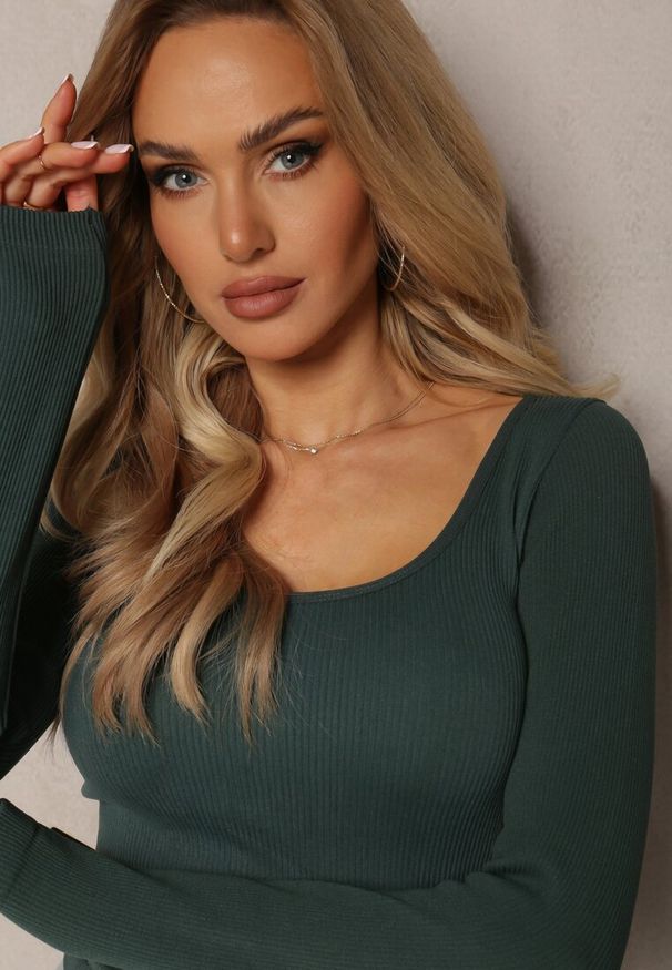 Renee - Zielona Dopasowana Bluzka w Prążki o Krótkim Kroju Elowenia. Kolor: zielony. Długość: krótkie. Wzór: prążki. Styl: sportowy