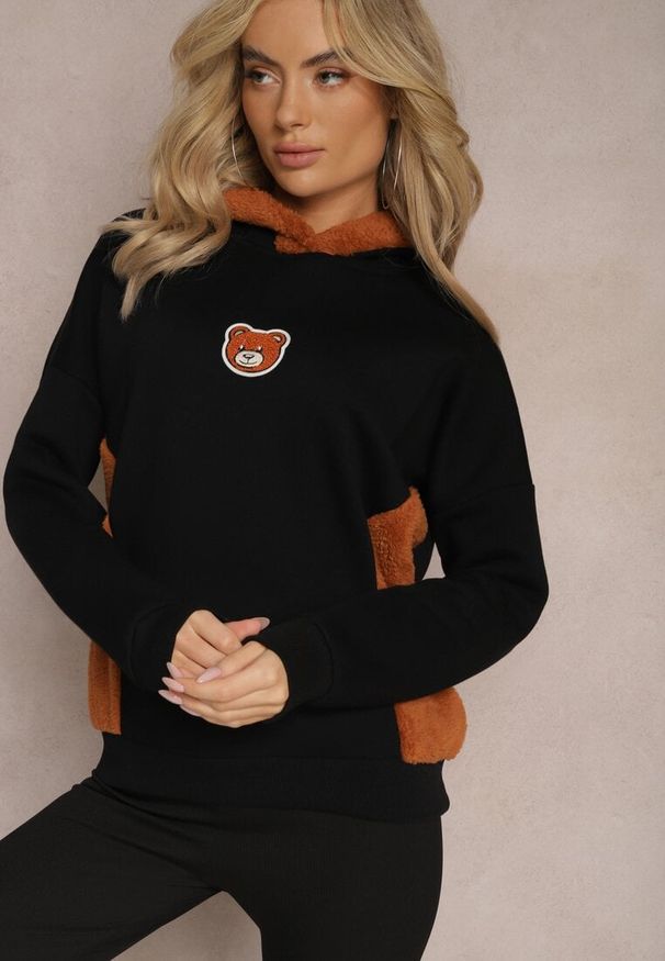 Renee - Czarna Bluza z Bawełny z Ozdobną Naszywką z Misiem i Polarowym Kapturem Hecatia. Typ kołnierza: kaptur. Kolor: czarny. Materiał: bawełna, polar. Wzór: aplikacja