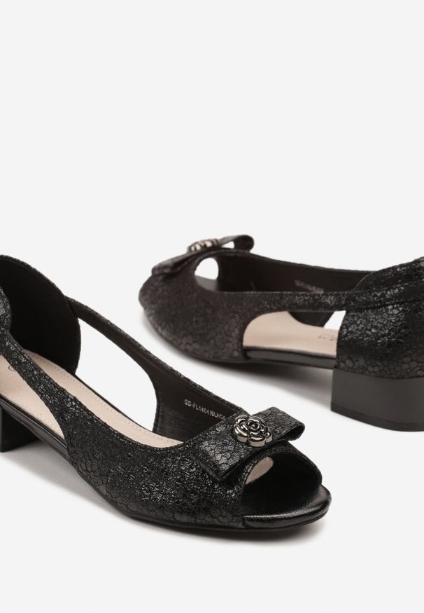 Born2be - Czarne Sandały Peep Toe ze Skórzaną Wkładką i Elegancką Kokardą z Aplikacją Soniriela. Okazja: na co dzień. Nosek buta: otwarty. Kolor: czarny. Materiał: skóra. Wzór: aplikacja. Obcas: na obcasie. Styl: elegancki. Wysokość obcasa: niski