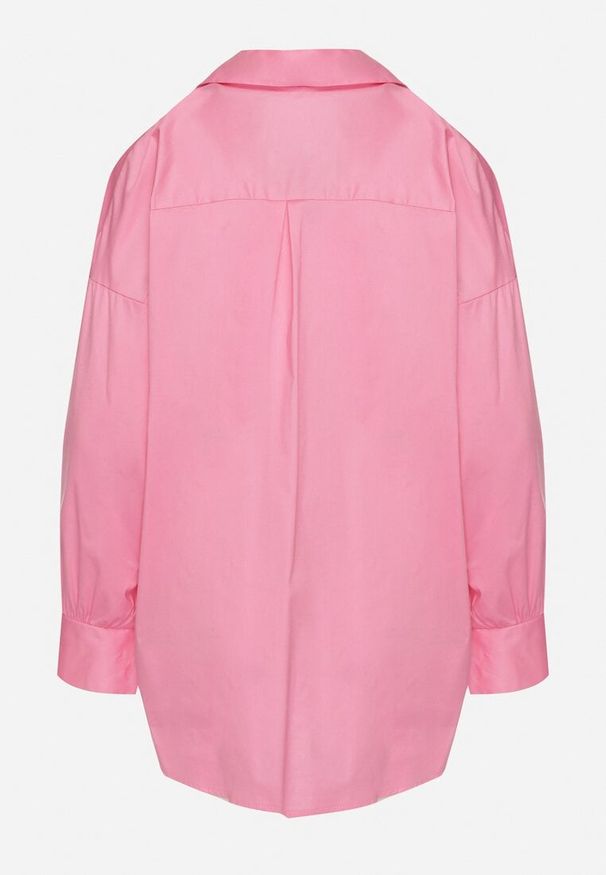 Born2be - Fuksjowa Klasyczna Koszula z Bawełny o Kroju Oversize Ronavelle. Okazja: na spotkanie biznesowe, do pracy, na co dzień. Typ kołnierza: kołnierzyk klasyczny. Kolor: różowy. Materiał: bawełna. Długość rękawa: długi rękaw. Długość: długie. Wzór: aplikacja. Styl: klasyczny